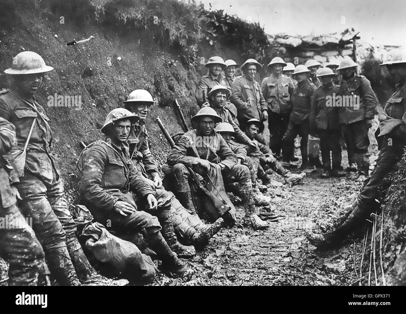 ERSTEN Weltkrieg A-Gruppe der Royal Irish Rifles in einem breiten Angebot Graben an der Somme-Front im Juli 1916 Stockfoto