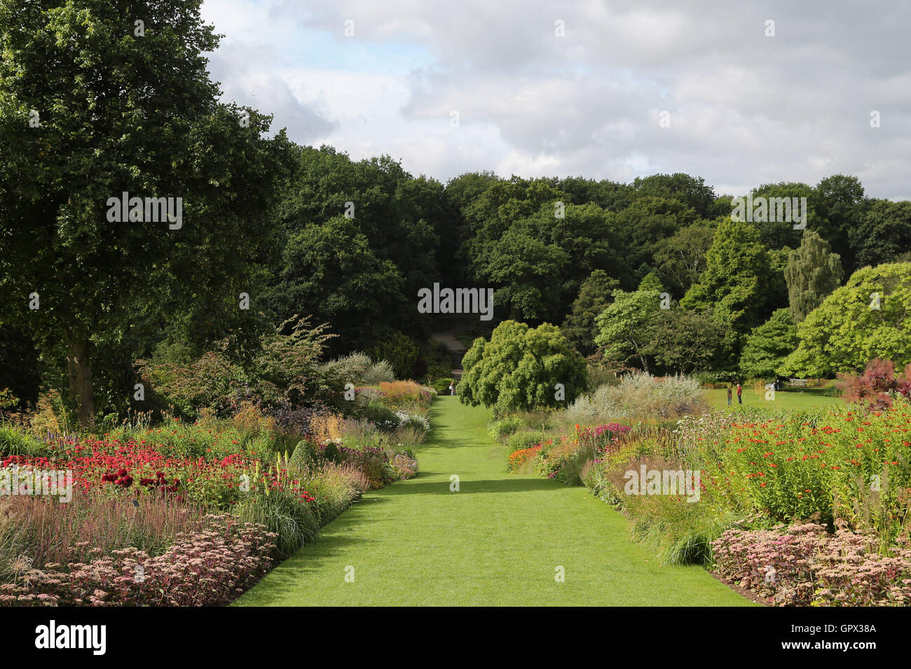 Harrogate, Großbritannien. bunte Blumen noch sichtbar, wie Sommer kommt zu einem Ende an RHS Garden Harlow Carr in Harrogate, North yorkshir Stockfoto