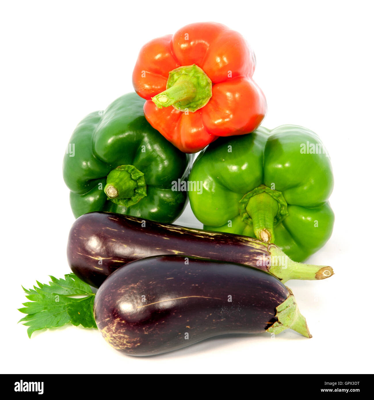 Auberginen und bunte Paprika auf weißem Hintergrund Stockfoto