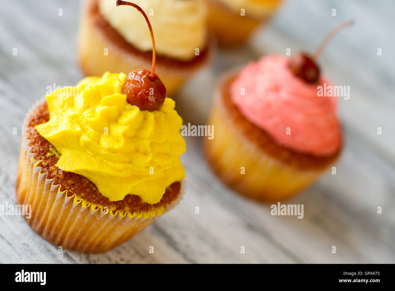 Cupcake mit gelber Zuckerguss. Stockfoto