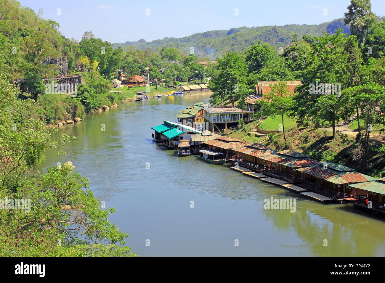 Khwae Noi oder Khwae Sai Yok von Death Railway Zugfahrt von Nam Tok River Kwai Bridge aus gesehen Stockfoto