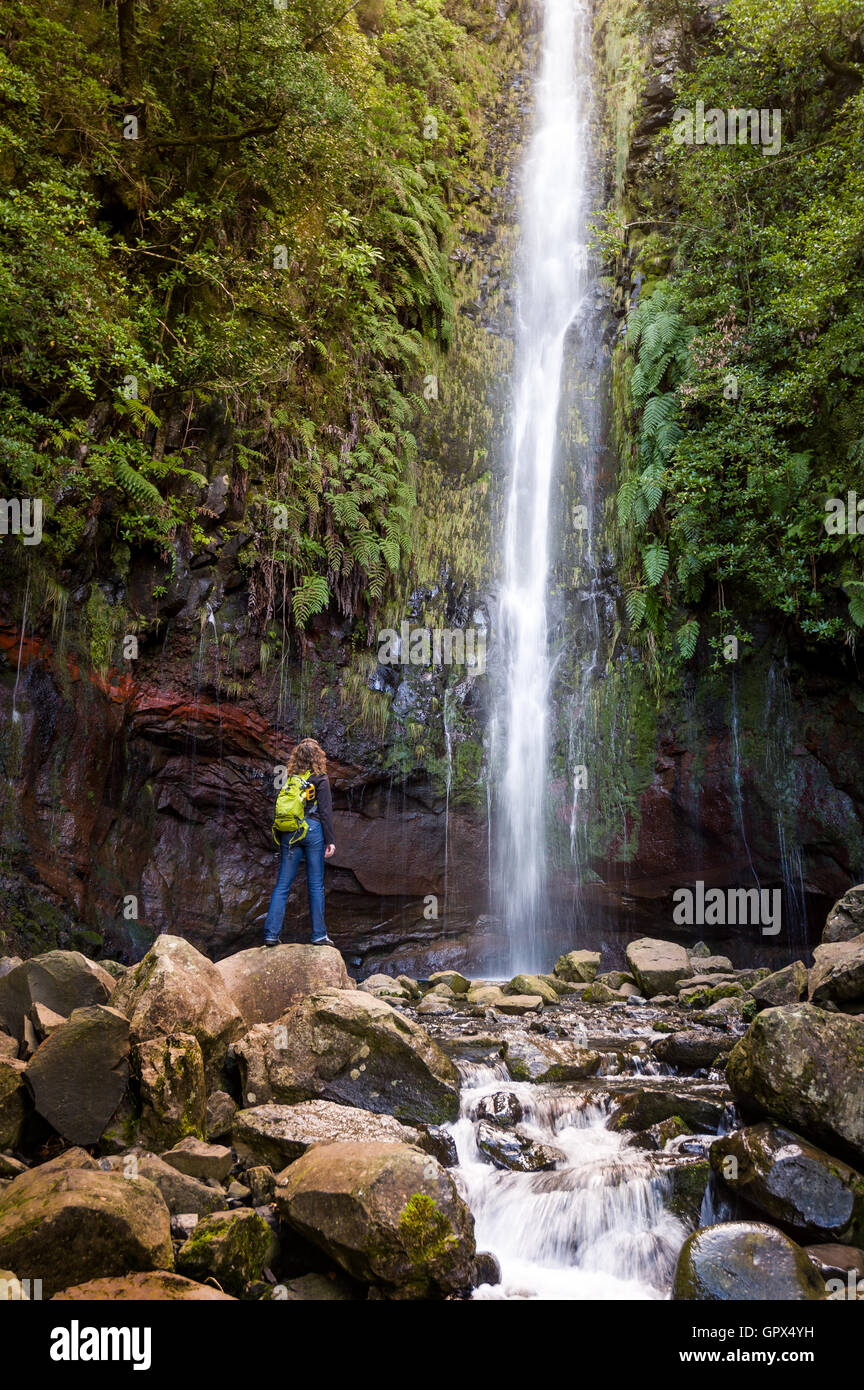 Frau Touristen- und wichtigsten Wasserfall am Levada 25 Brunnen in Rabacal, Madeira Insel Stockfoto