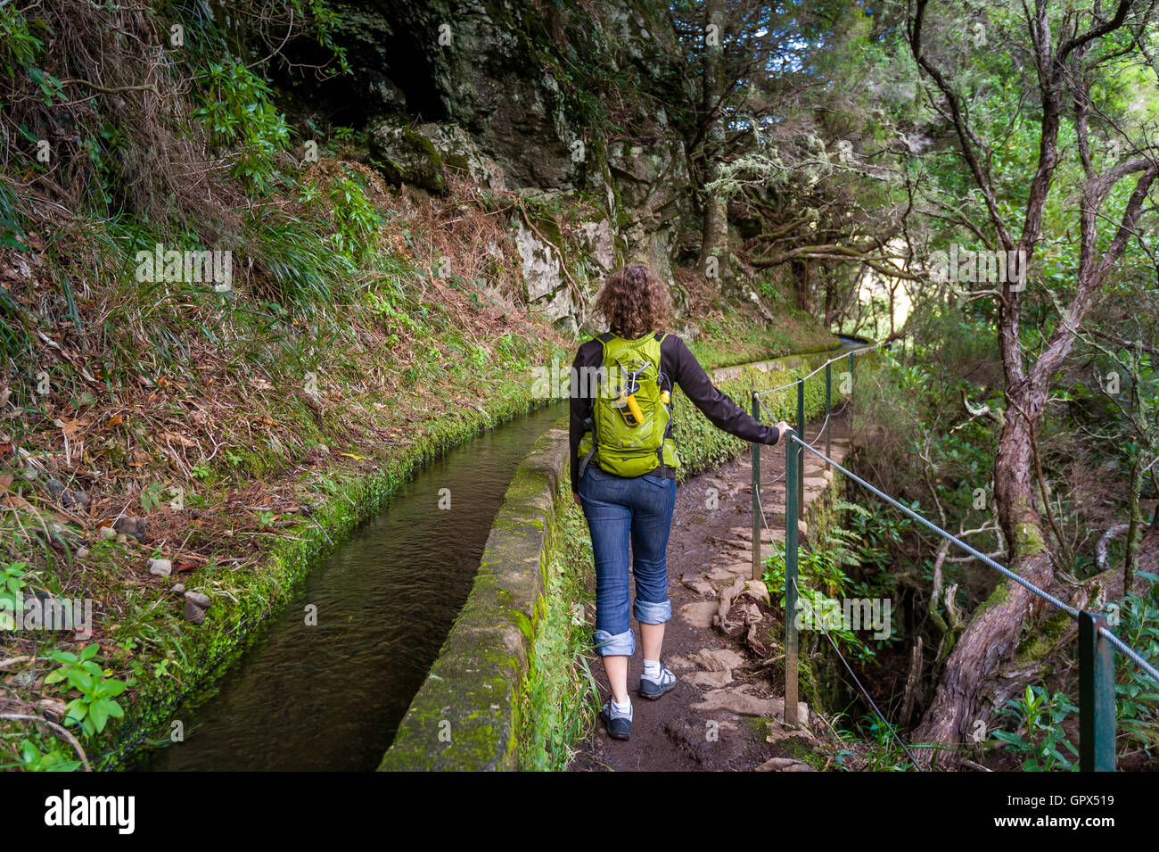 Frau zu Fuß auf Levada 25 Brunnen in Rabacal, Madeira Insel. Stockfoto