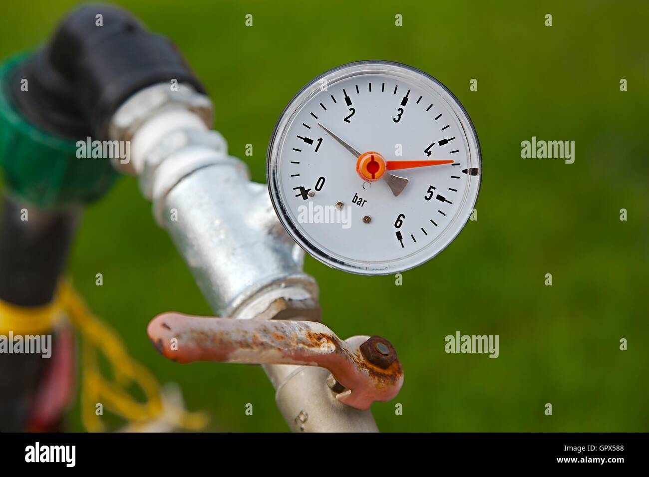 Manometer an Rohren Stockfoto