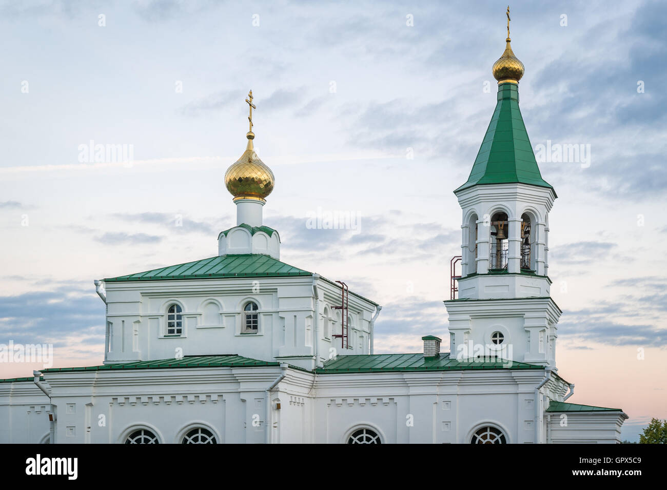 Schließen Sie die Ansicht auf alten orthodoxen Kirche in Weißrussland Stockfoto