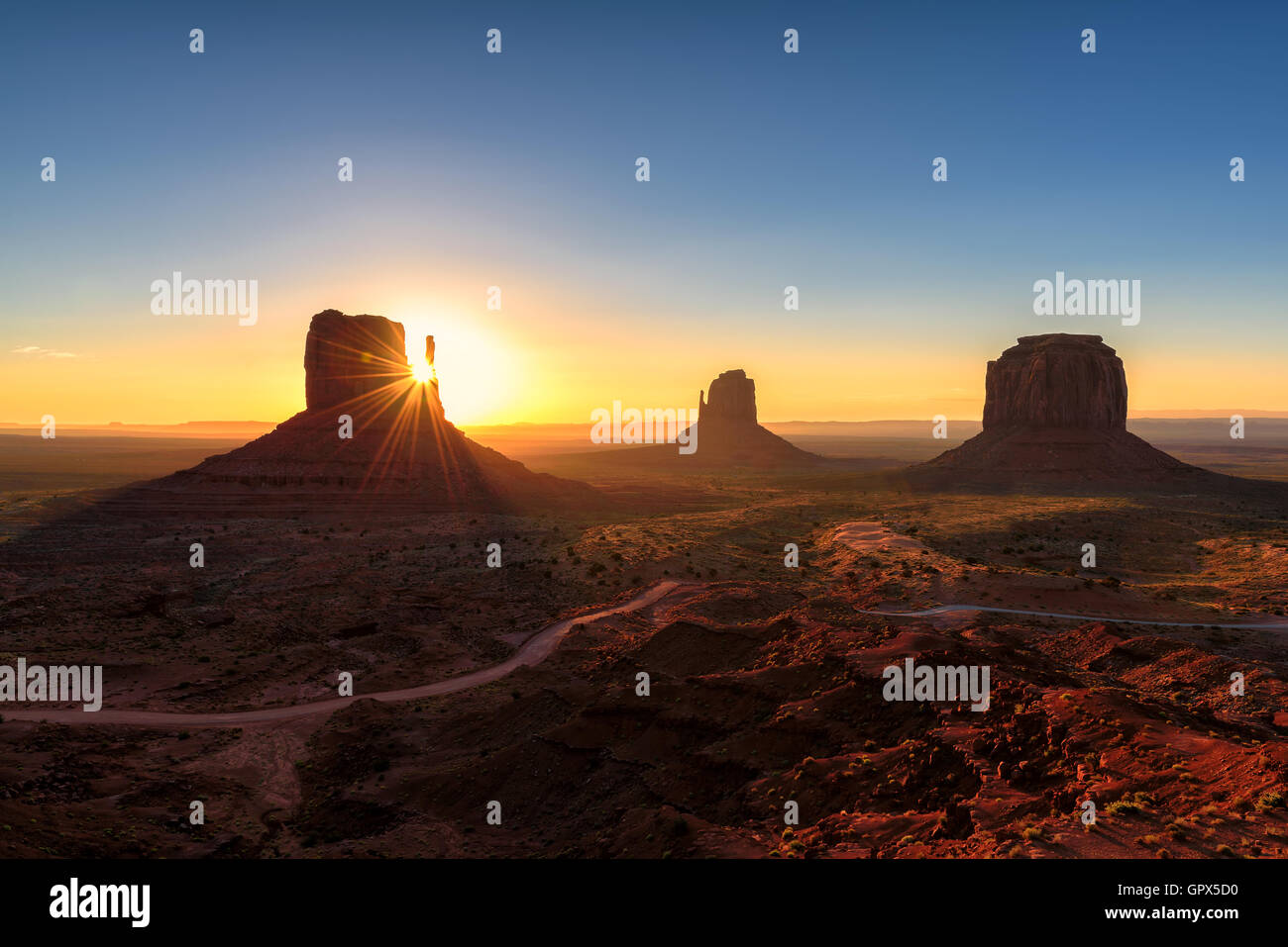 Westen und Osten Fäustlinge bei Sonnenaufgang, Monument Valley Navajo Tribal Park, Arizona, USA Stockfoto