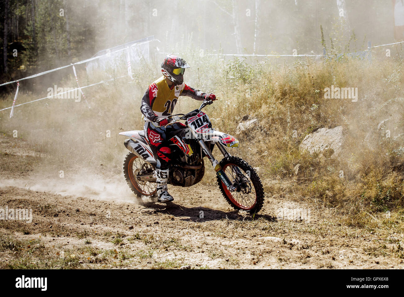Extreme Racer auf einem Motorrad Fahrten auf staubigen Weg während Ural Cup in Enduro Stockfoto