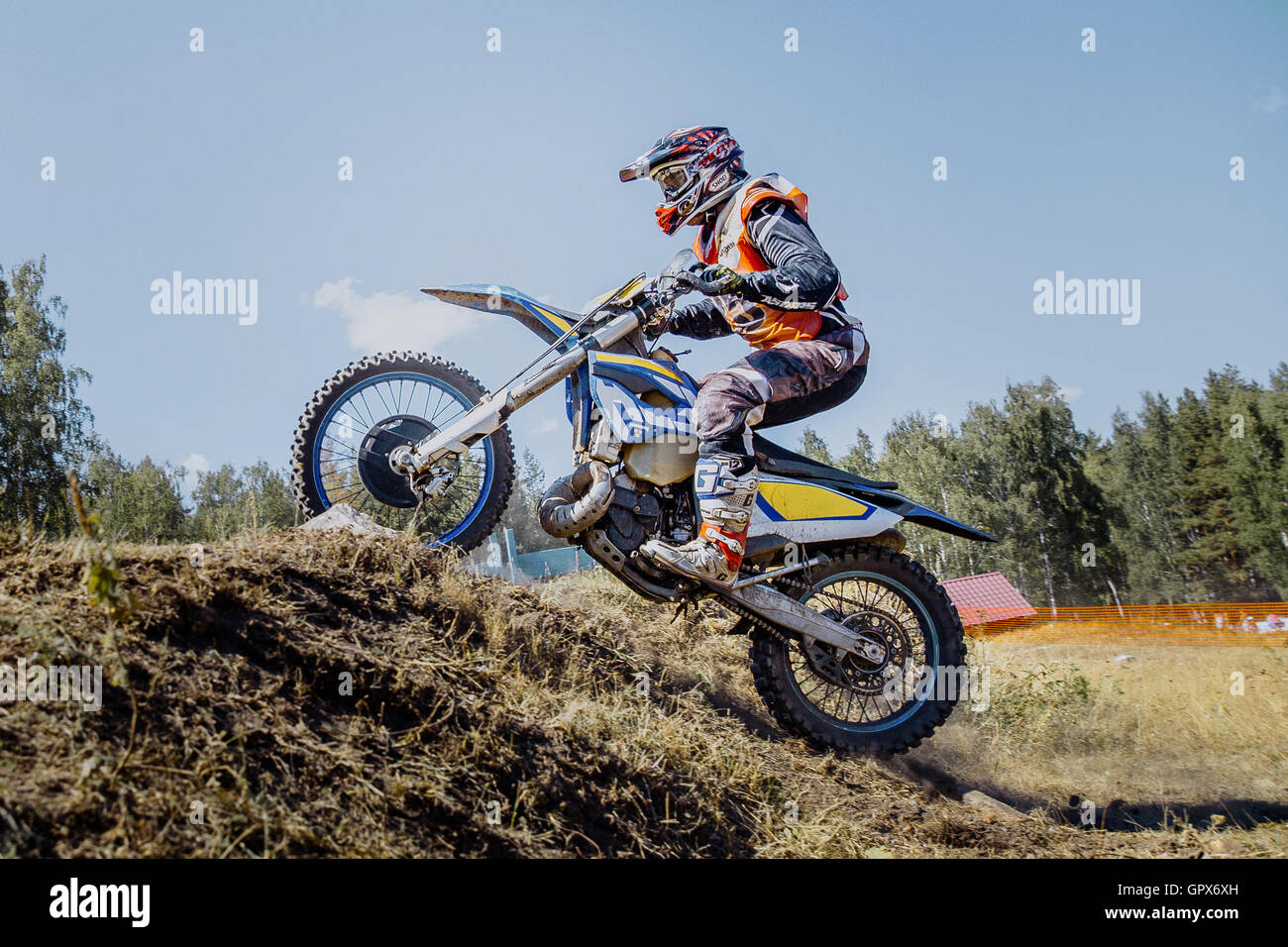 Sportler-Racer auf einem Motorrad fährt bergauf während Ural Cup in Enduro Stockfoto