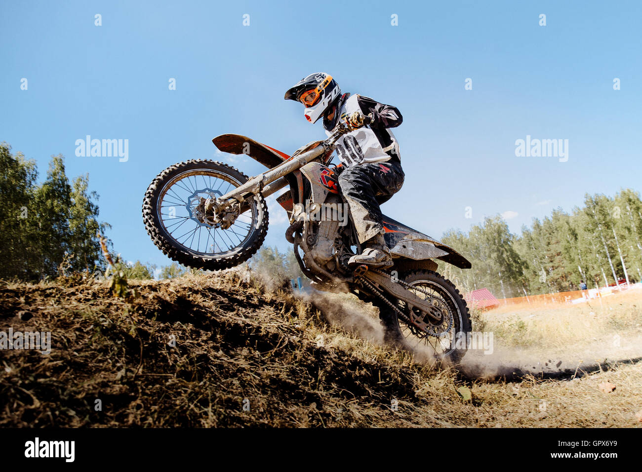 Extreme Racer auf einem Motorrad fährt bergauf auf Hinterrad während Ural Cup in Enduro Stockfoto