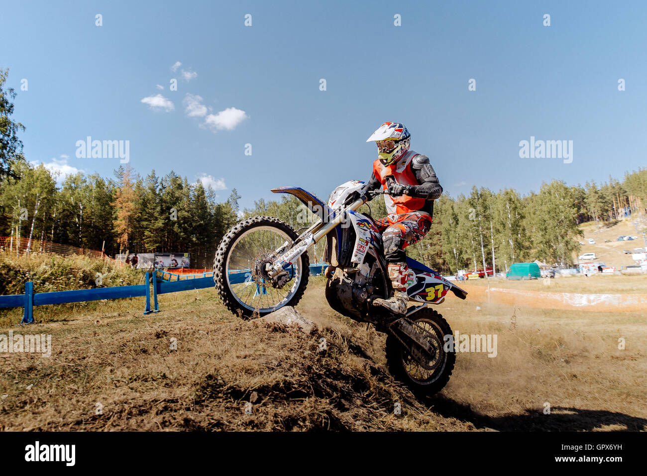 Racer auf einem Motorrad fährt bergauf auf Hinterrad während Ural Cup in Enduro Stockfoto