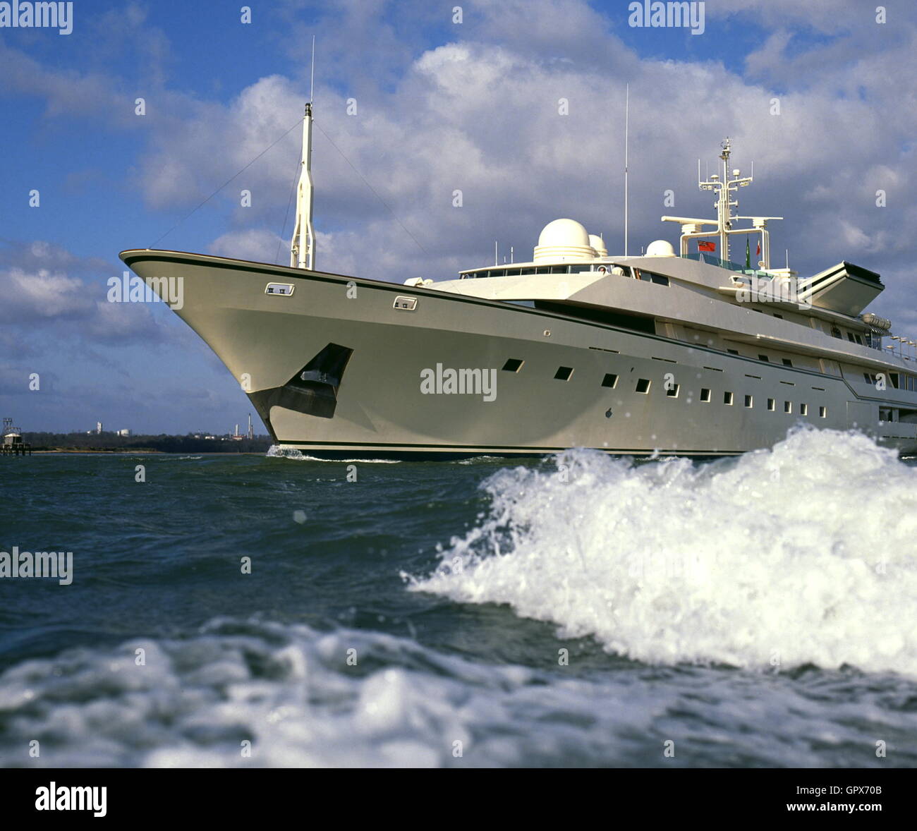 AJAXNETPHOTO. 16. JUNI 1994. SOUTHAMPTON, ENGLAND. -KÖNIGLICHE YACHT - KINGDOM 5KR OUTWARD BOUND. KINGDOM 5KR IM BESITZ DER SAUDISCHE PRINZ AL-WALID BIN TALAL IBN ABDUL-AZIZ AL SAUD WAR URSPRÜNGLICH NABILA, GEBAUT IN ITALIEN VON BENETTI FÜR ARME HÄNDLER ADNAN KHASHOGGI. FOTO: JONATHAN EASTLAND/AJAX REF: 94EPS1 16 Stockfoto