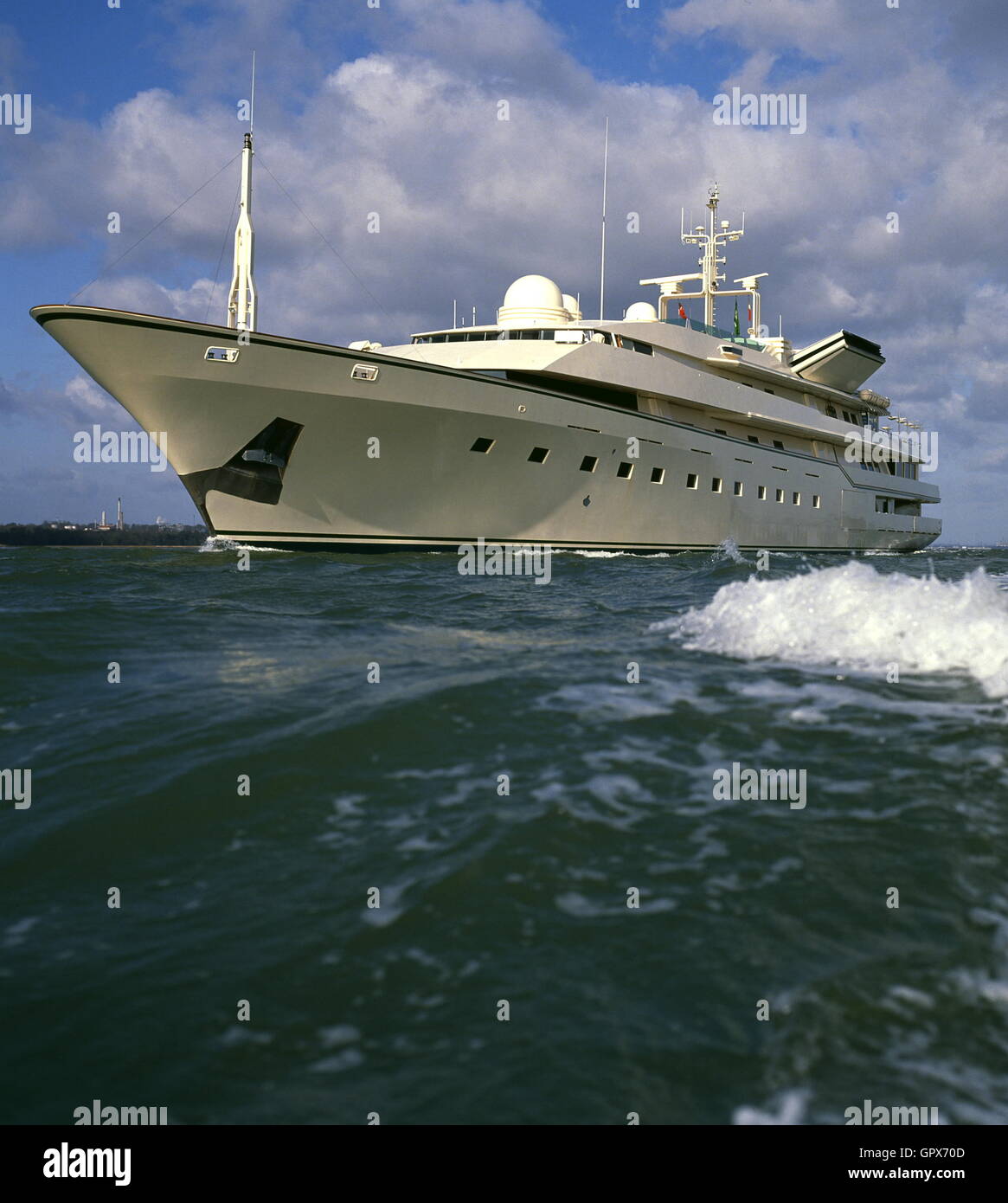 AJAXNETPHOTO. 16. JUNI 1994. SOUTHAMPTON, ENGLAND. -KÖNIGLICHE YACHT - KINGDOM 5KR OUTWARD BOUND. KINGDOM 5KR IM BESITZ DER SAUDISCHE PRINZ AL-WALID BIN TALAL IBN ABDUL-AZIZ AL SAUD WAR URSPRÜNGLICH NABILA, GEBAUT IN ITALIEN VON BENETTI FÜR ARME HÄNDLER ADNAN KHASHOGGI. FOTO: JONATHAN EASTLAND/AJAX REF: 94EPS2 15 Stockfoto