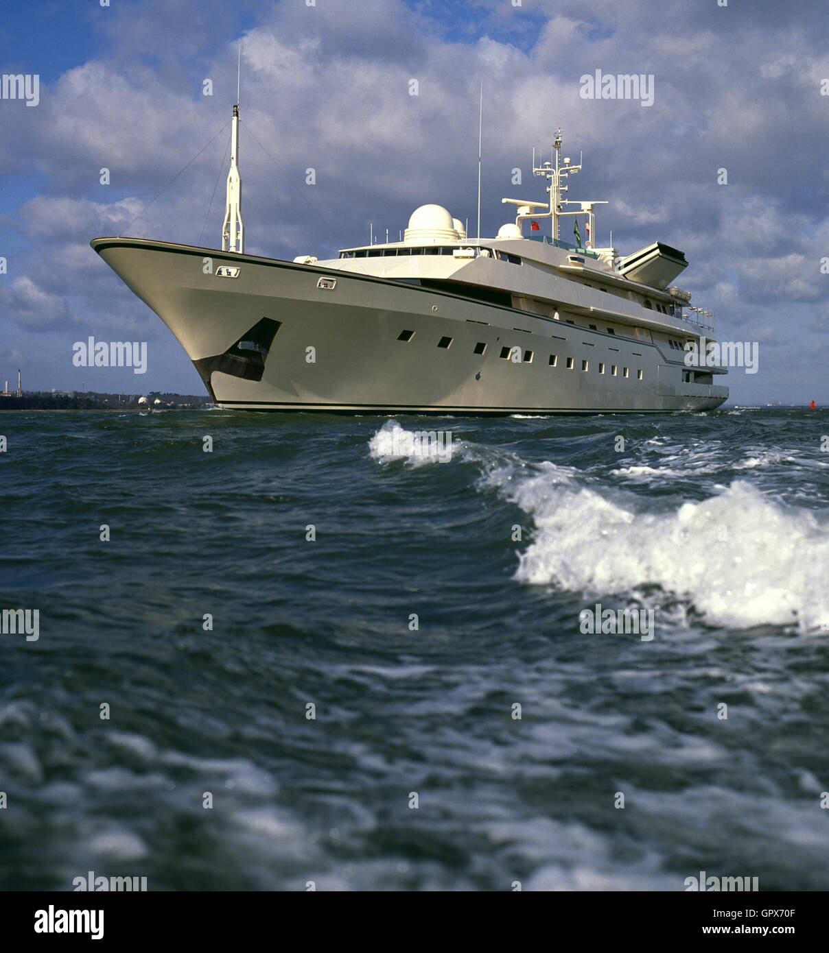 AJAXNETPHOTO. 16. JUNI 1994. SOUTHAMPTON, ENGLAND. -KÖNIGLICHE YACHT - KINGDOM 5KR OUTWARD BOUND. KINGDOM 5KR IM BESITZ DER SAUDISCHE PRINZ AL-WALID BIN TALAL IBN ABDUL-AZIZ AL SAUD WAR URSPRÜNGLICH NABILA, GEBAUT IN ITALIEN VON BENETTI FÜR ARME HÄNDLER ADNAN KHASHOGGI. FOTO: JONATHAN EASTLAND/AJAX REF: 94EPS3 9 Stockfoto