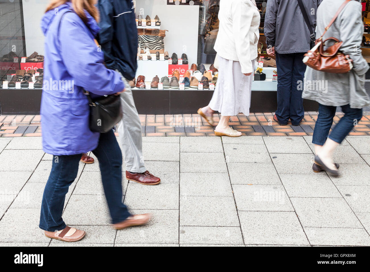 Menschen beim Einkaufen auf der High Street. Nottingham, England, Vereinigtes Königreich Stockfoto