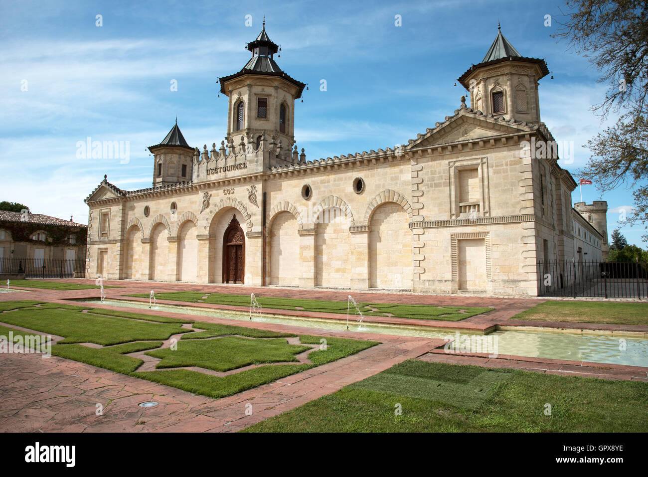 Saint-Estèphe Bordeaux Frankreich die historischen Chateau Cos Estournel entlang der Weinstraße von Saint Estephe in der Nähe von Bordeaux Stockfoto