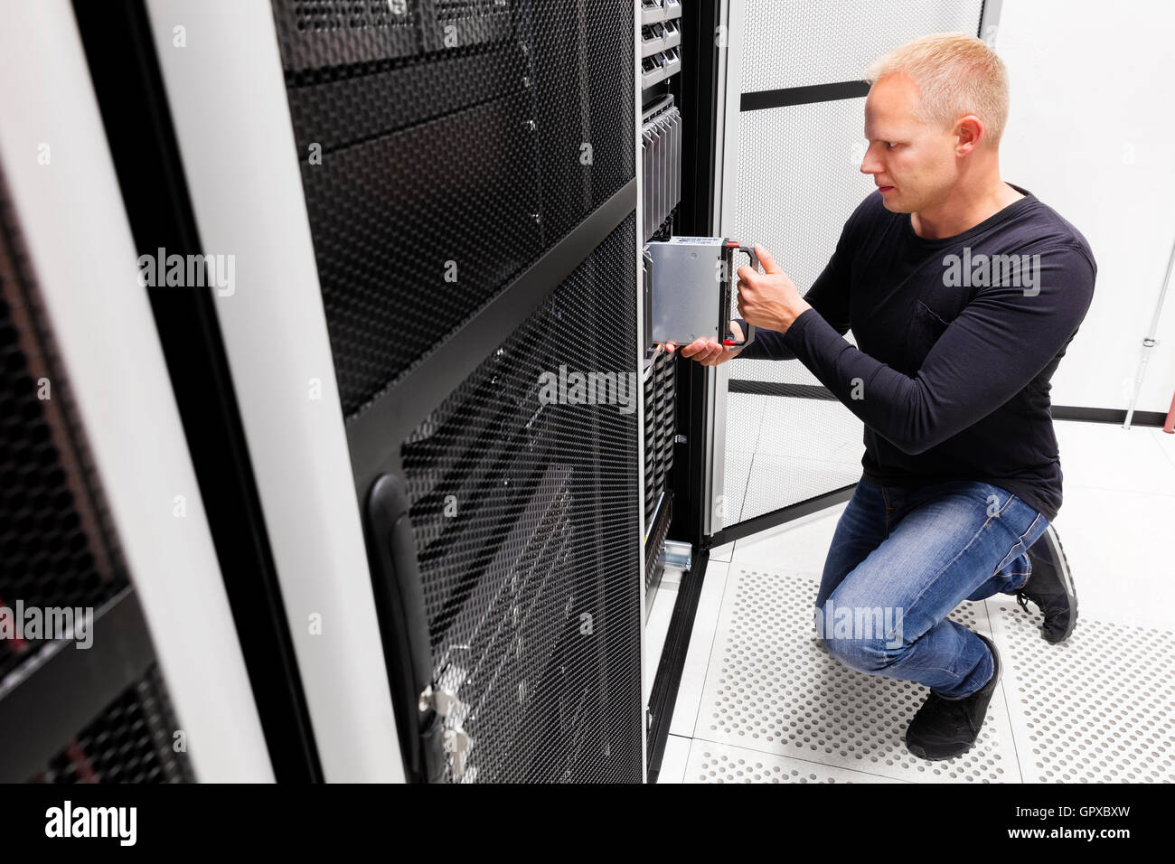 IT Berater installieren Blade-Server in großen Rechenzentren Stockfoto