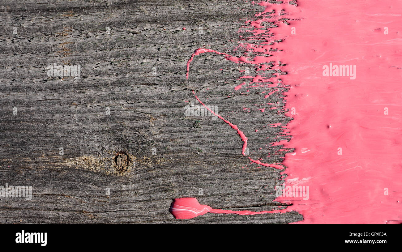 rosa Farbe auf alten hölzernen Hintergrund Stockfoto