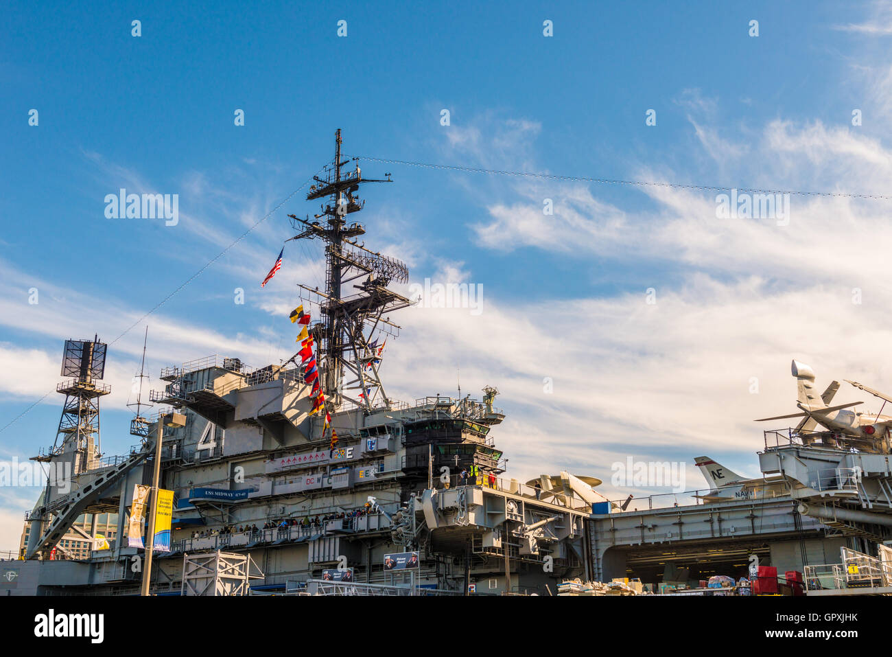 Die USS Midway Museum ist ein maritimes Museum am Navy Pier in San Diego. Stockfoto
