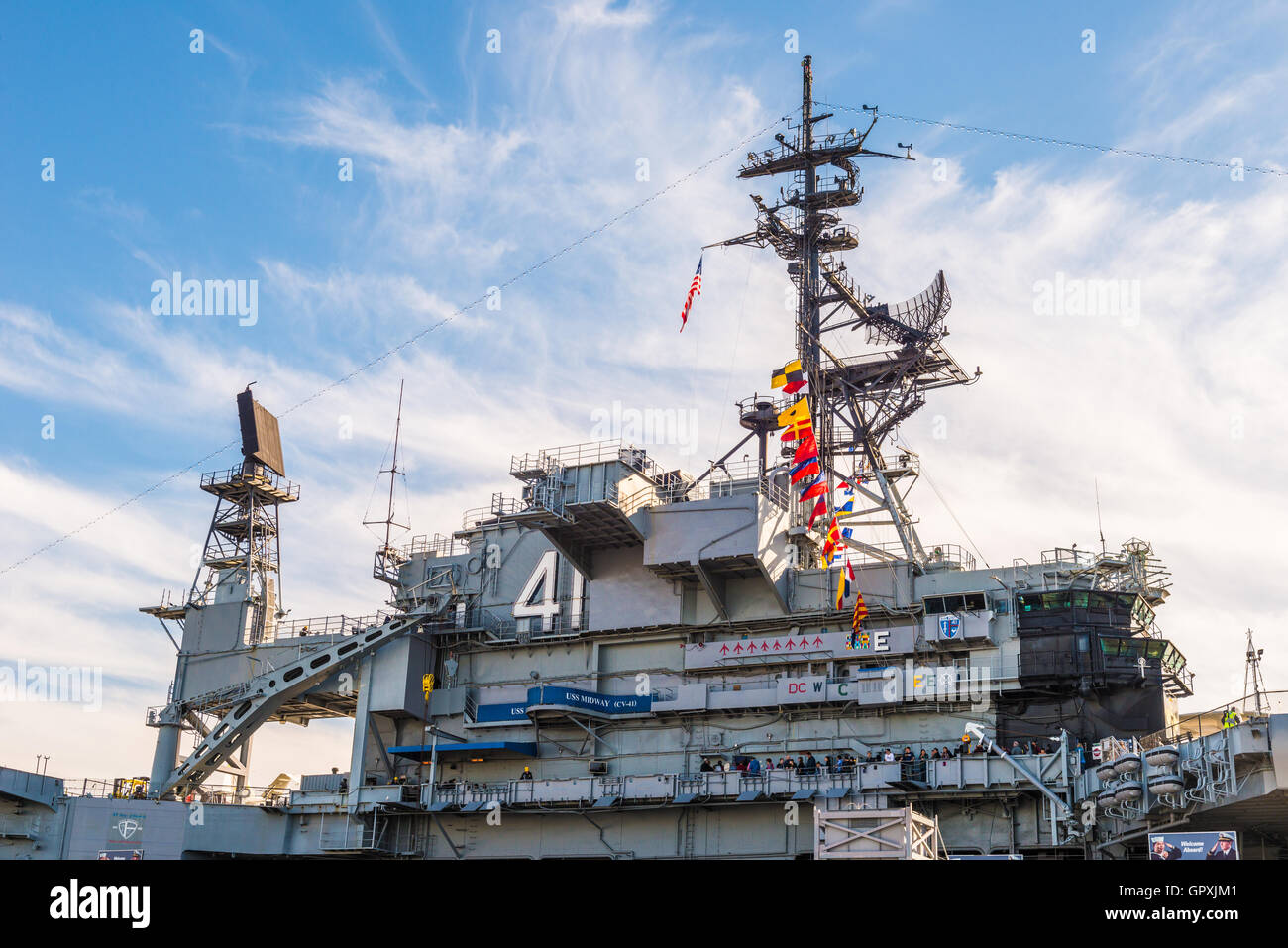 Die USS Midway Museum ist ein maritimes Museum am Navy Pier in San Diego. Stockfoto