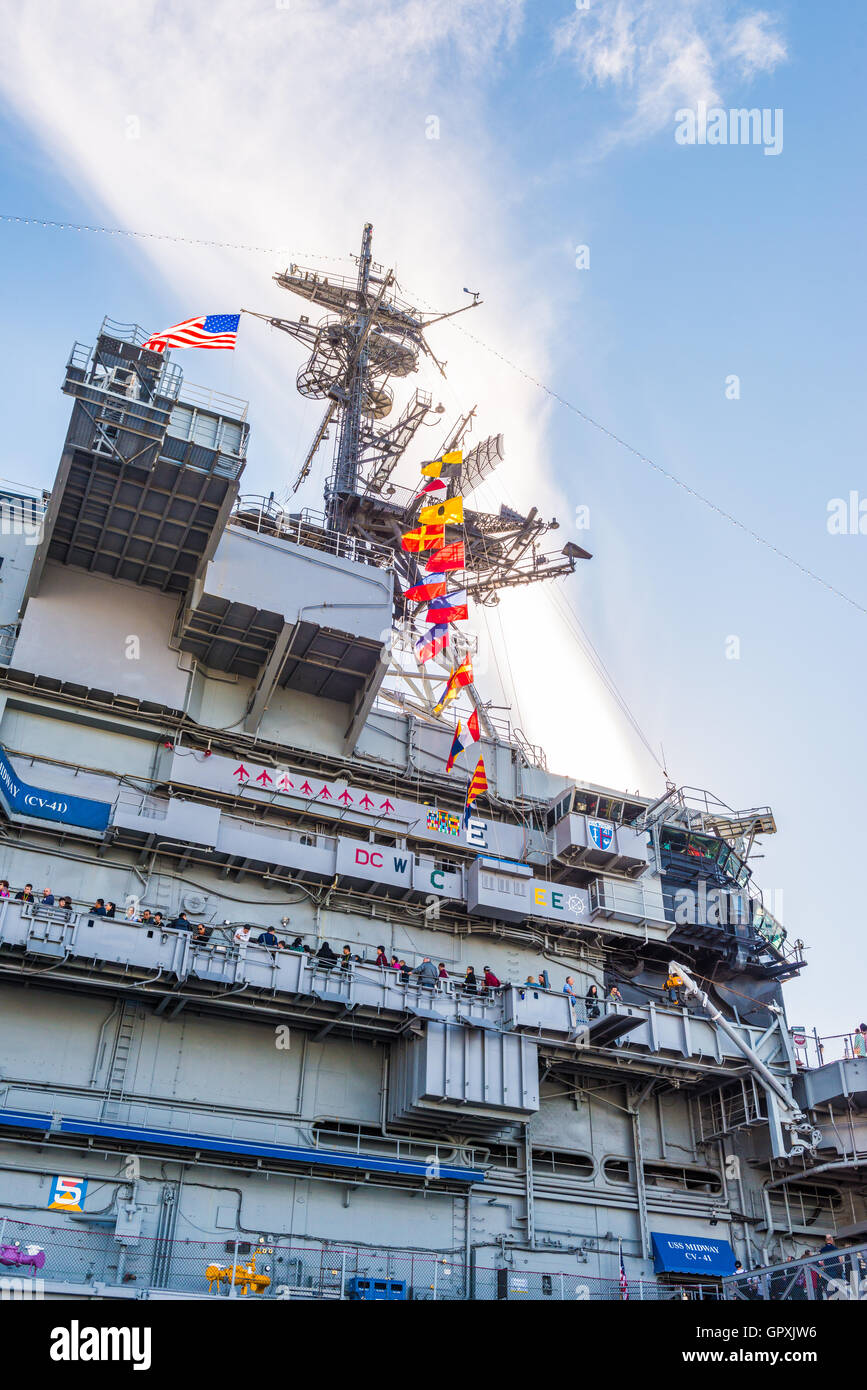Die USS Midway Museum ist ein maritimes Museum am Navy Pier in San Diego. Stockfoto