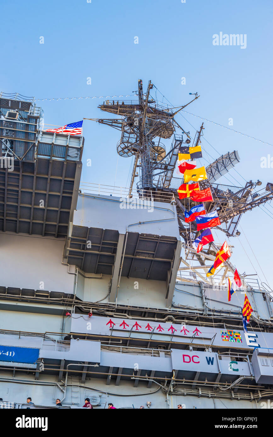 Die USS Midway Museum ist ein maritimes Museum am Navy Pier in San Diego. Stockfoto