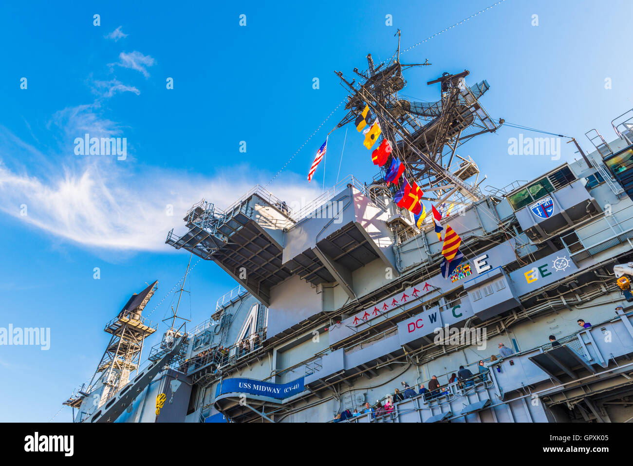 Die USS Midway Museum ist ein maritimes Museum am Navy Pier in San Diego. Stockfoto