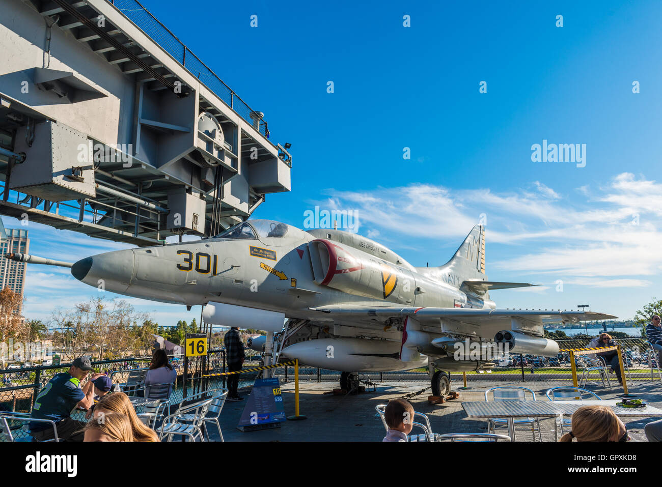 Dem zweiten Weltkrieg Flugzeuge, die USS Midway Museum ist ein maritimes Museum am Navy Pier in San Diego. Stockfoto
