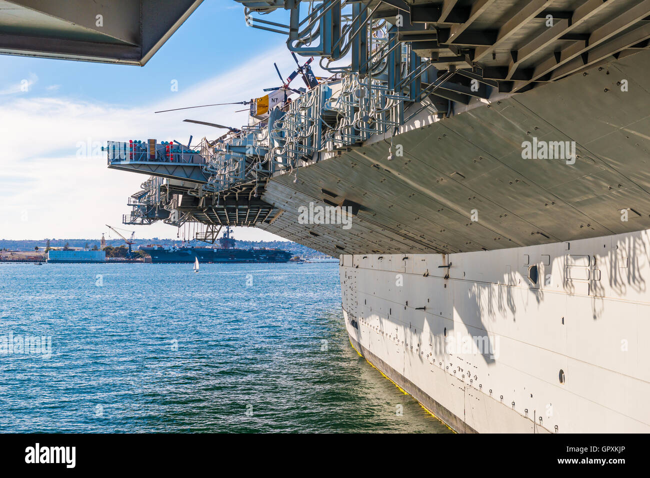 Die USS Midway Museum ist ein maritimes Museum am Navy Pier in San Diego. Stockfoto