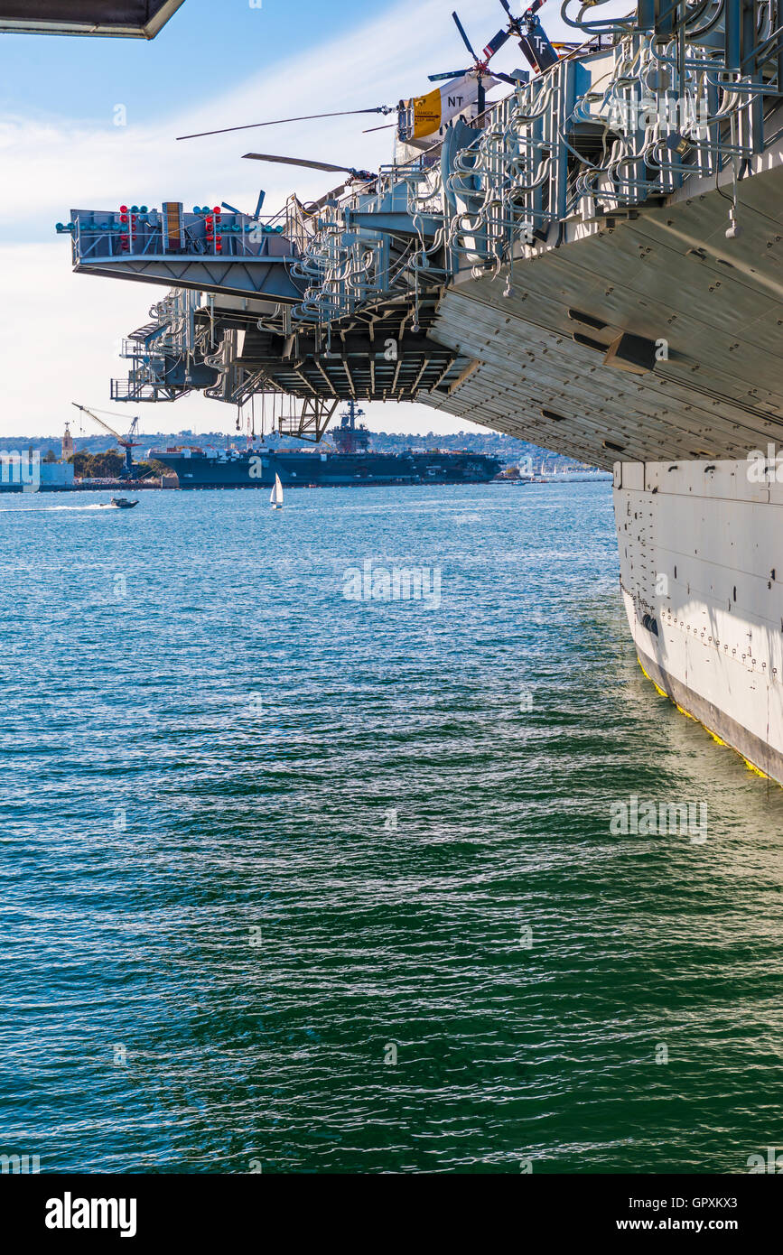 Die USS Midway Museum ist ein maritimes Museum am Navy Pier in San Diego. Stockfoto