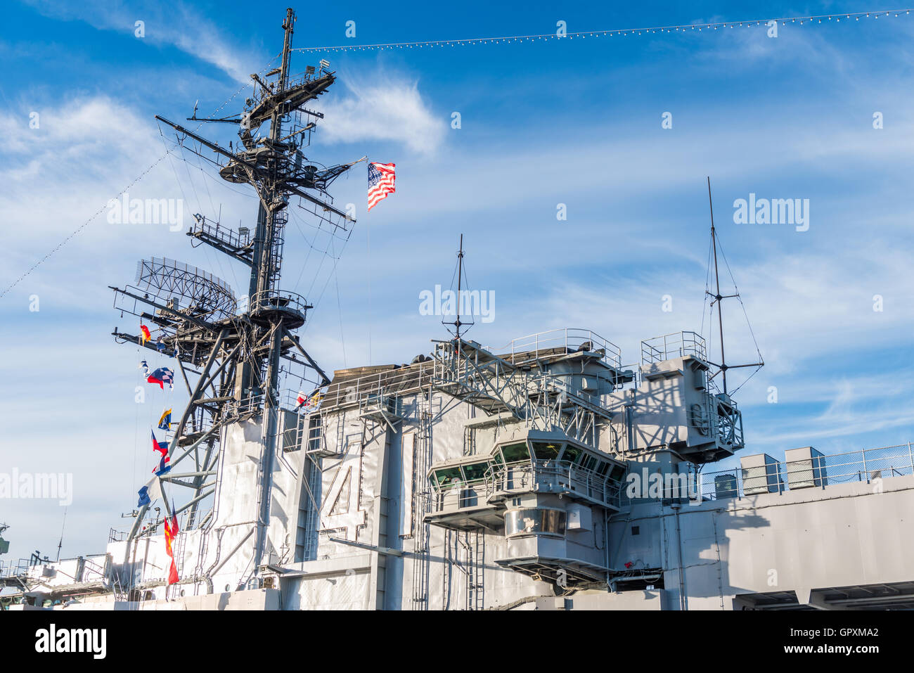 Die USS Midway Museum ist ein maritimes Museum am Navy Pier in San Diego. Stockfoto