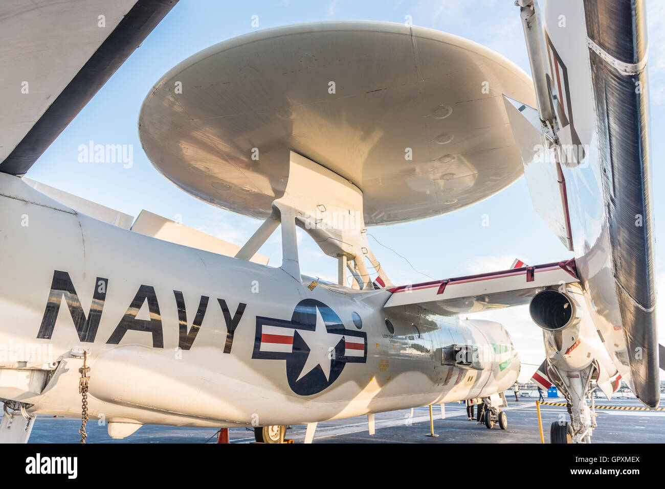 Die USS Midway Museum ist ein maritimes Museum am Navy Pier in San Diego. Stockfoto