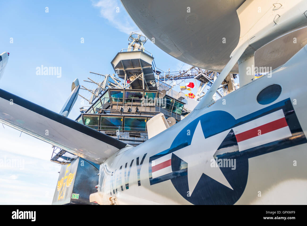 Die USS Midway Museum ist ein maritimes Museum am Navy Pier in San Diego. Stockfoto