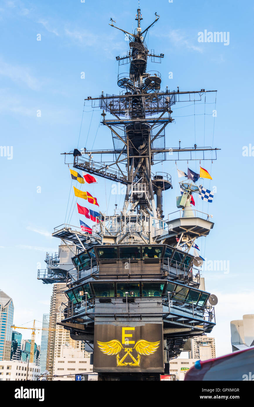 Die USS Midway Museum ist ein maritimes Museum am Navy Pier in San Diego. Stockfoto