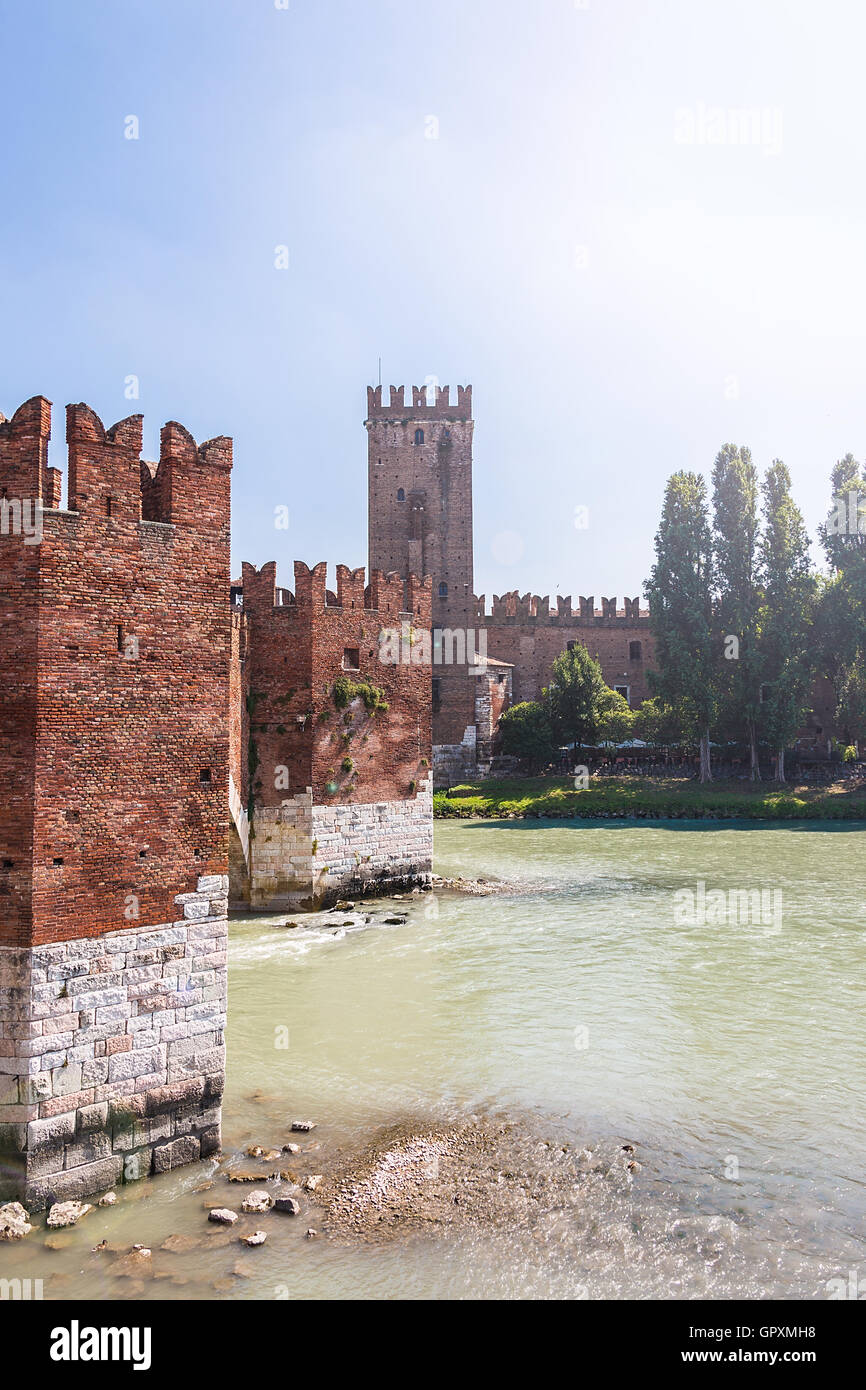 Verona, Italien. Landschaft mit Fluss Etsch und Ponte Scaligero und Castelvecchio, mittelalterliche Sehenswürdigkeiten Veronese Stadt. Stockfoto