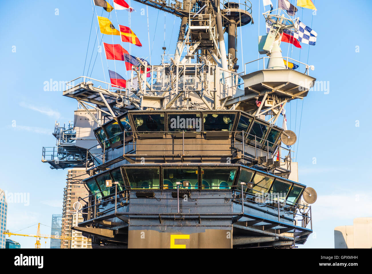 Die USS Midway Museum ist ein maritimes Museum am Navy Pier in San Diego. Stockfoto