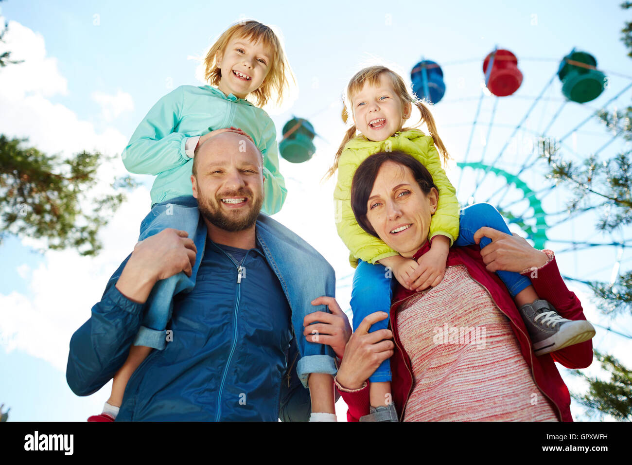 Familienabenteuer im Karneval Stockfoto