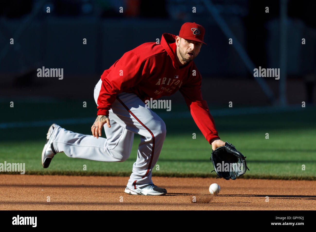 11. Mai 2011; San Francisco, CA, USA;  Arizona-Diamantmarkierungen dritte Baseman Ryan Roberts (14) Felder einen Boden-Ball während Wimper Praxis vor dem Spiel gegen die San Francisco Giants im AT&T Park. Stockfoto