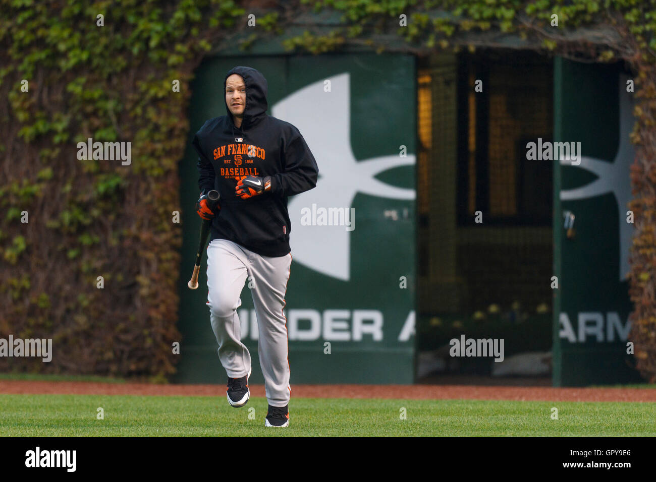 14. Mai 2011; Chicago, IL, USA;  San Francisco Giants Center Fielder Cody Ross (13) erwärmt sich im Outfield vor dem Spiel gegen die Chicago Cubs im Wrigley Field.  San Francisco besiegte Chicago 3: 0 in einem Spiel Regen verkürzt. Stockfoto