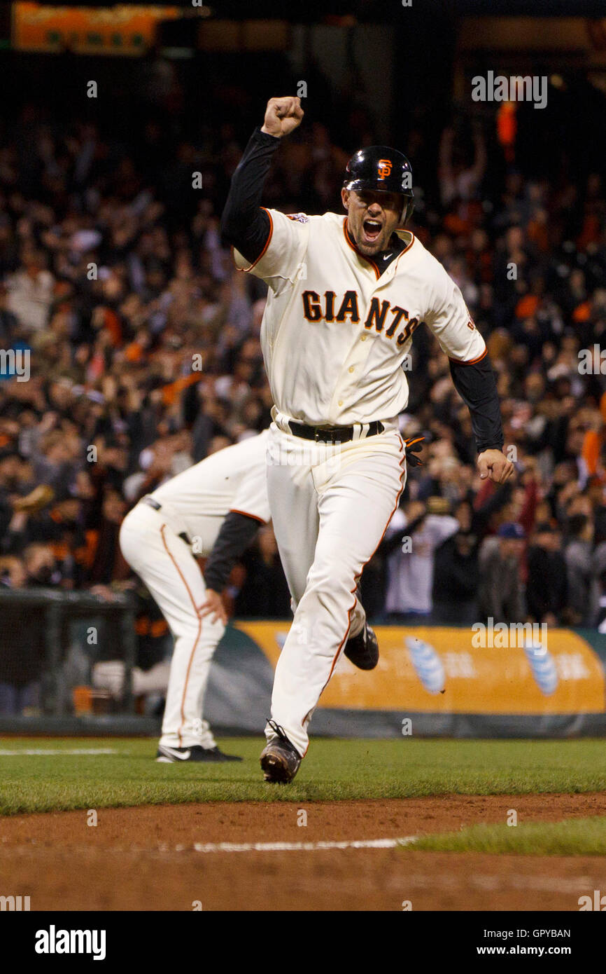 6. Juni 2011; San Francisco, CA, USA;  San Francisco Giants Catcher Chris Stewart (37) feiert und erzielte das Spiel Siegesserie gegen die Washington Nationals während der dreizehnten Inning im AT&T Park.  San Francisco besiegte Washington 5-4 in 13 ich Stockfoto