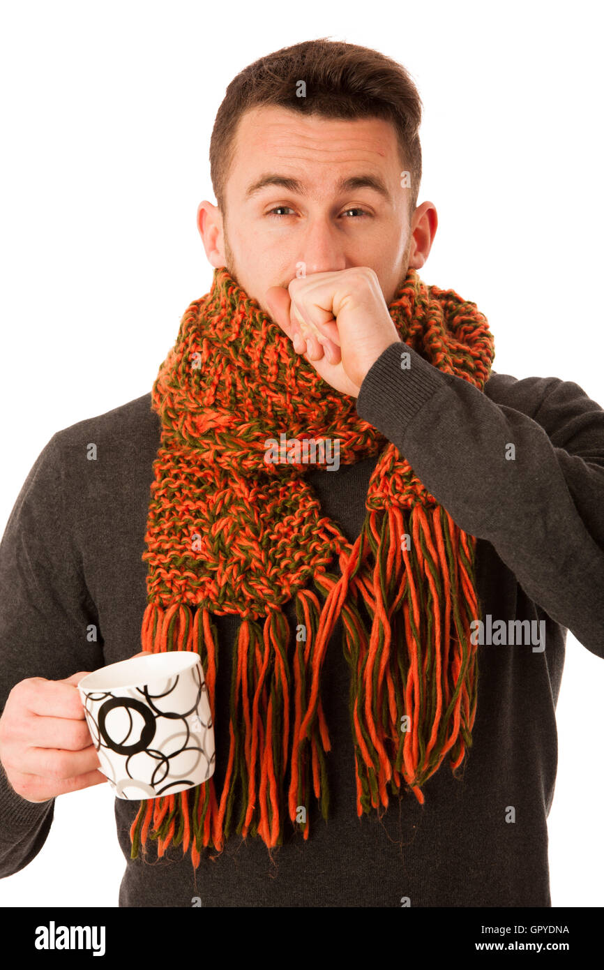Mann mit Grippe und Fieber eingehülltes Schal Tasse Tee Heilung und Husten über weiß isoliert halten. Stockfoto