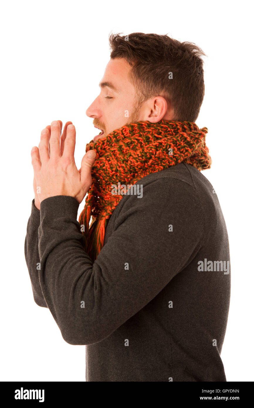 Mann mit Grippe und Fieber eingehülltes Schal Tasse Tee Heilung und Husten über weiß isoliert halten. Stockfoto