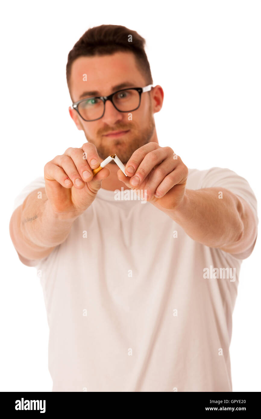 Mann brechen Zigarette als Geste des Nichtrauchens isoliert auf weiß. Stockfoto