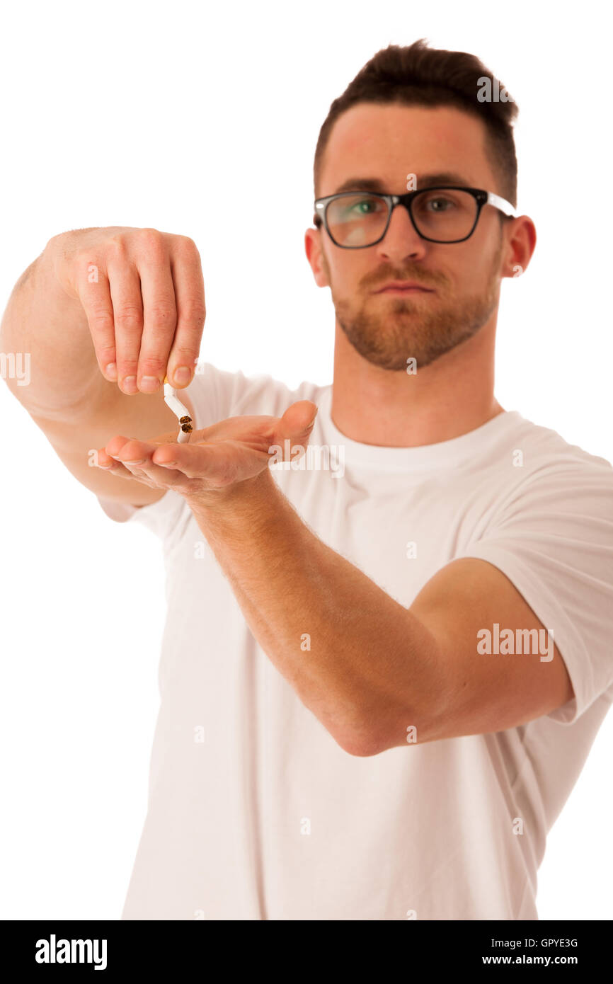 Mann brechen Zigarette als Geste des Nichtrauchens isoliert auf weiß. Stockfoto