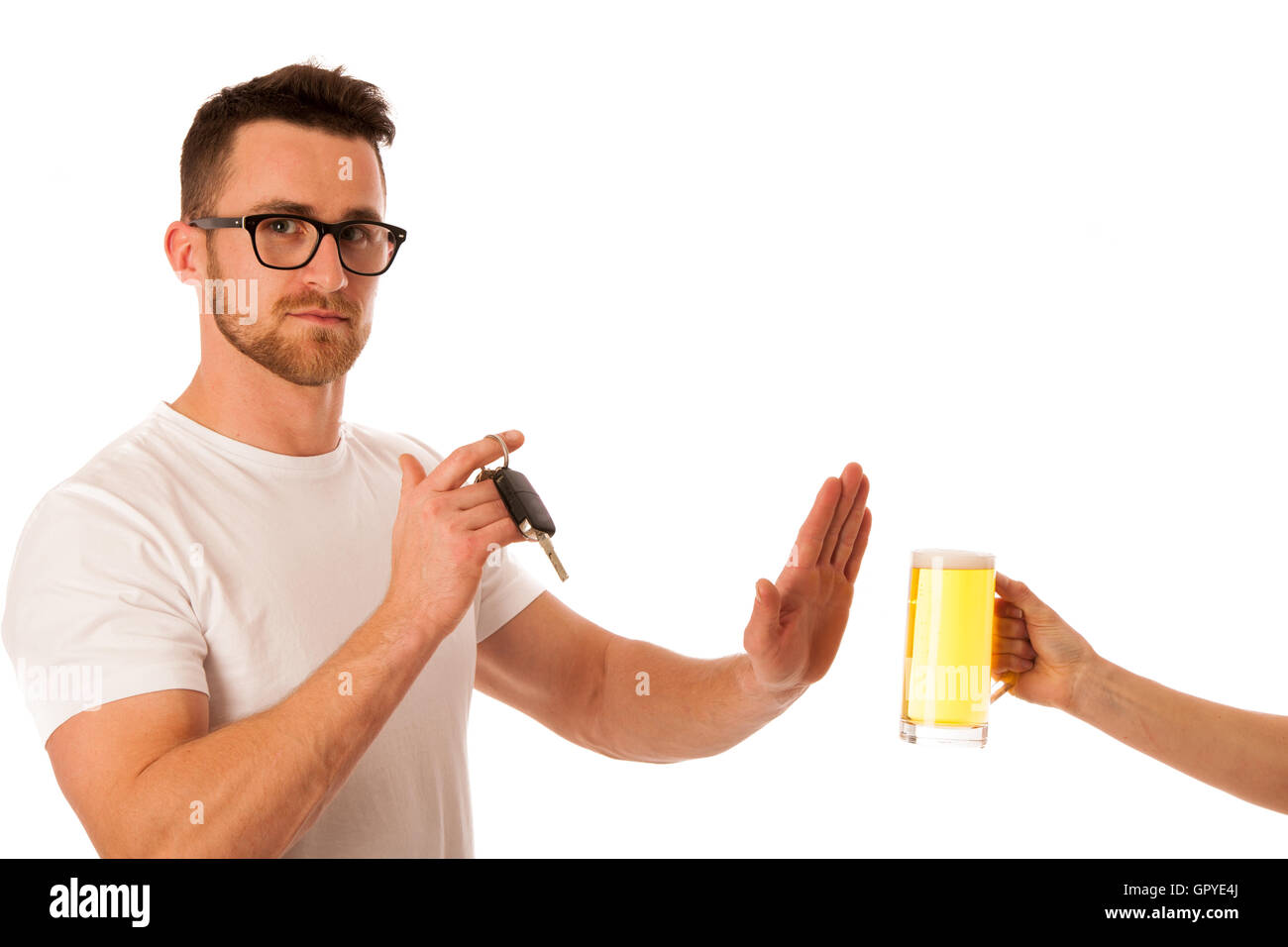 Mann weigert Alkohol Bier Autoschlüssel als Geste der zeigen, nicht trinken und fahren isoliert auf weiß. Stockfoto