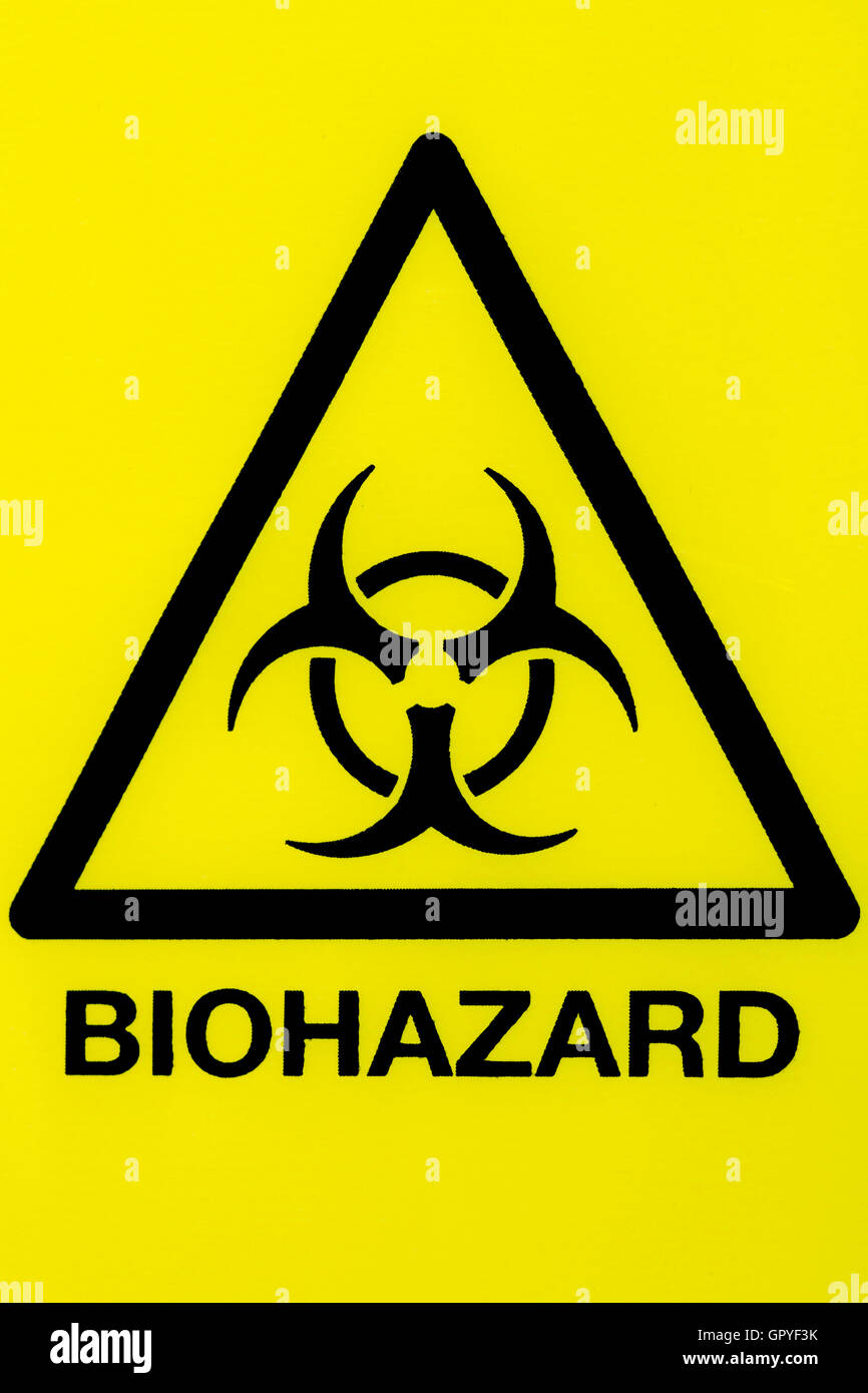 Nahaufnahme von Biohazard Symbol in einem Warndreieck schwarz auf gelb Stockfoto