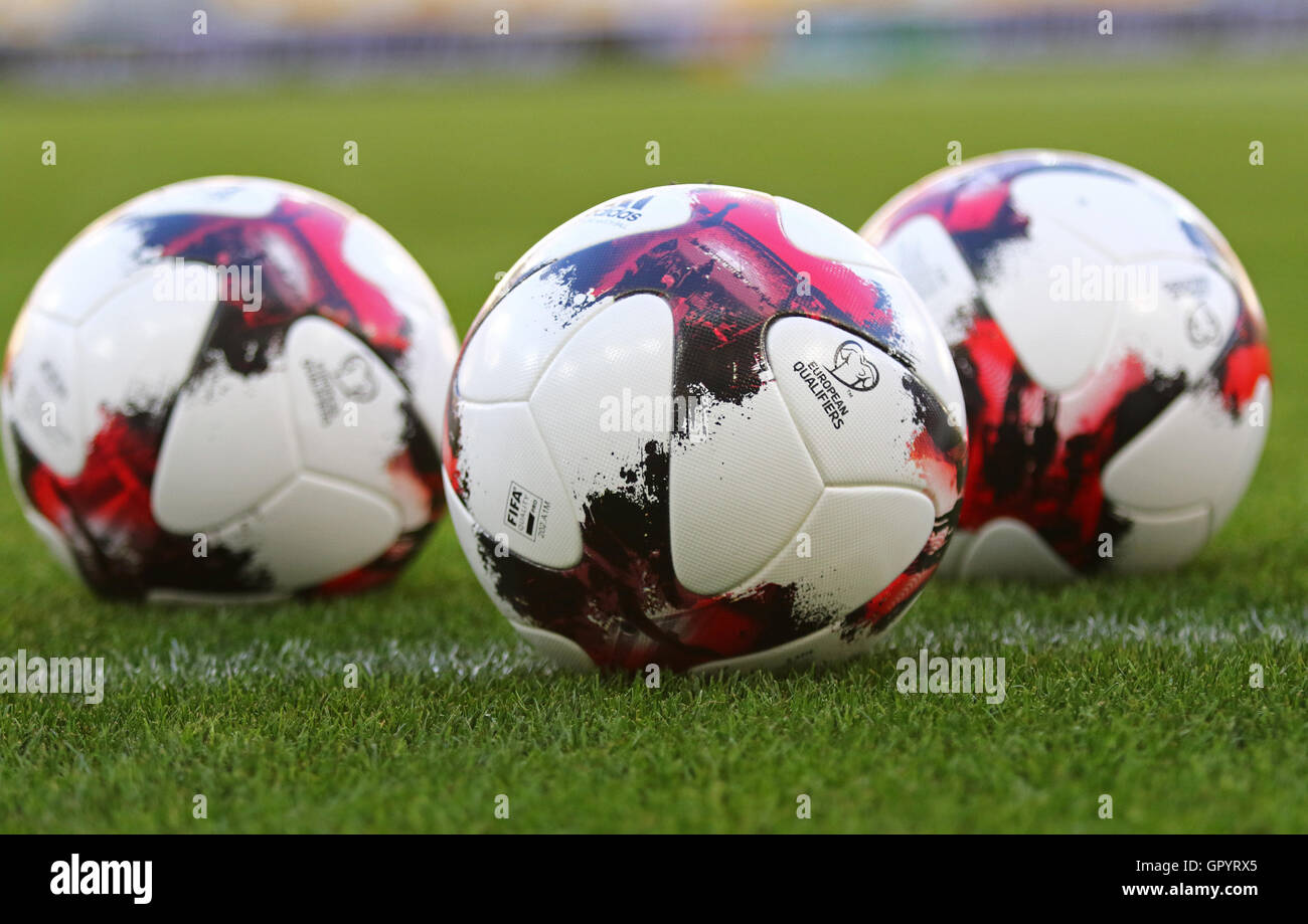 Offizielle Spielbälle der FIFA WM 2018 Qualifikation Spiele auf dem Rasen Stockfoto