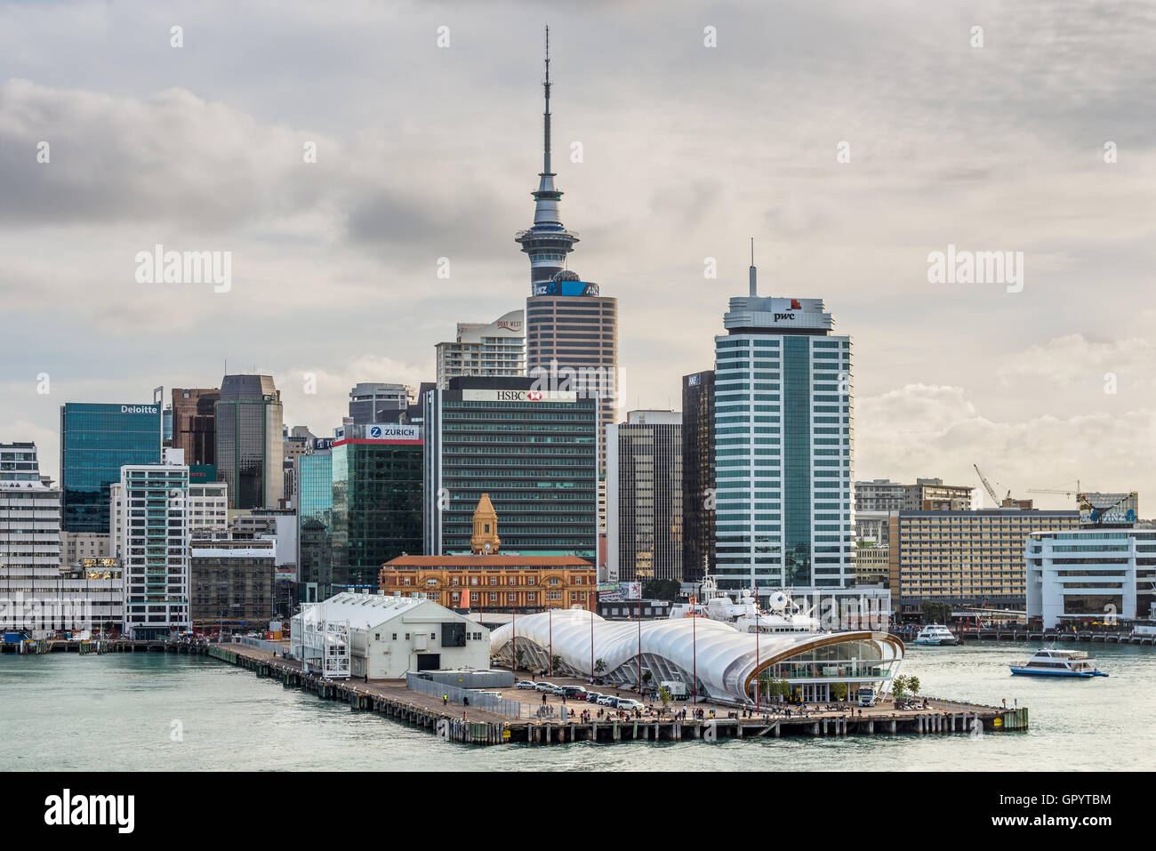 Neue Auckland Stadt central Business District & Waterfront mit dem Sky Tower im Hintergrund Stockfoto