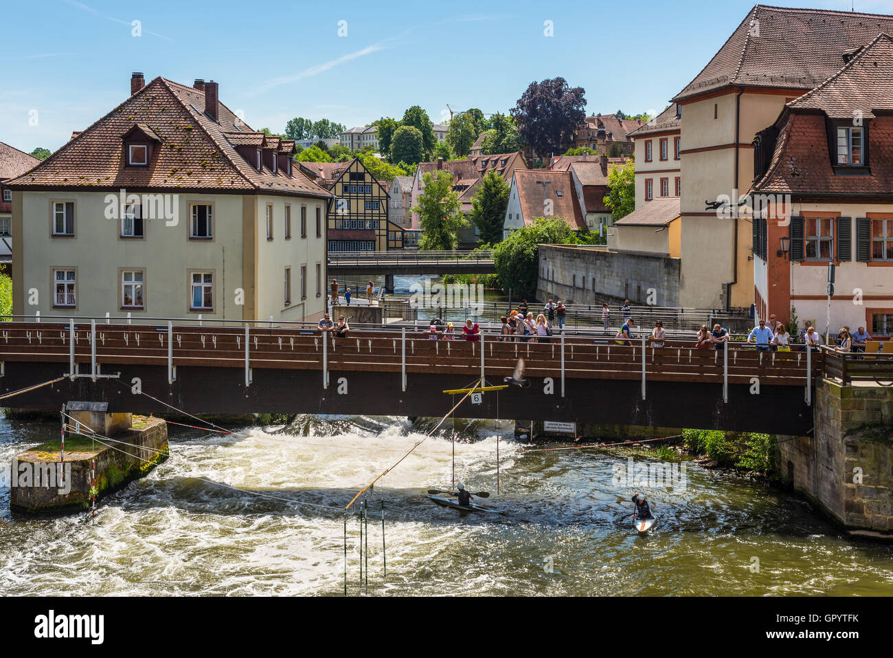 Touristen auf einer Brücke und Kanu Slalom auf dem Fluss Regnitz, Bamberg, Bayern, Deutschland, Europa. Stockfoto