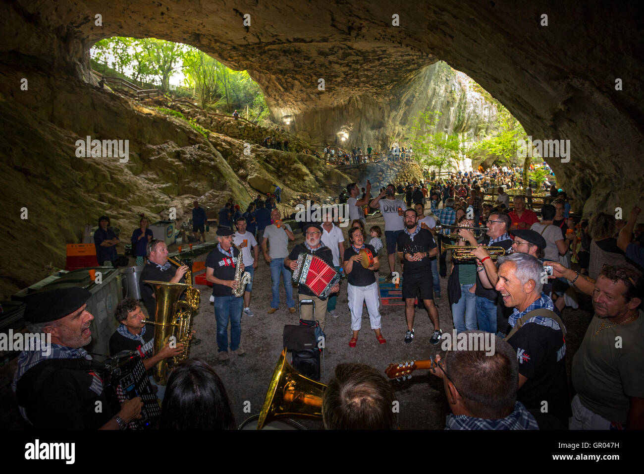 "Zikiro Jate" traditionelle Party in der Höhle der Hexen, an Zugarramurdi (Spanien). Gruppe Musizieren. Akkordeon-Spieler. Stockfoto
