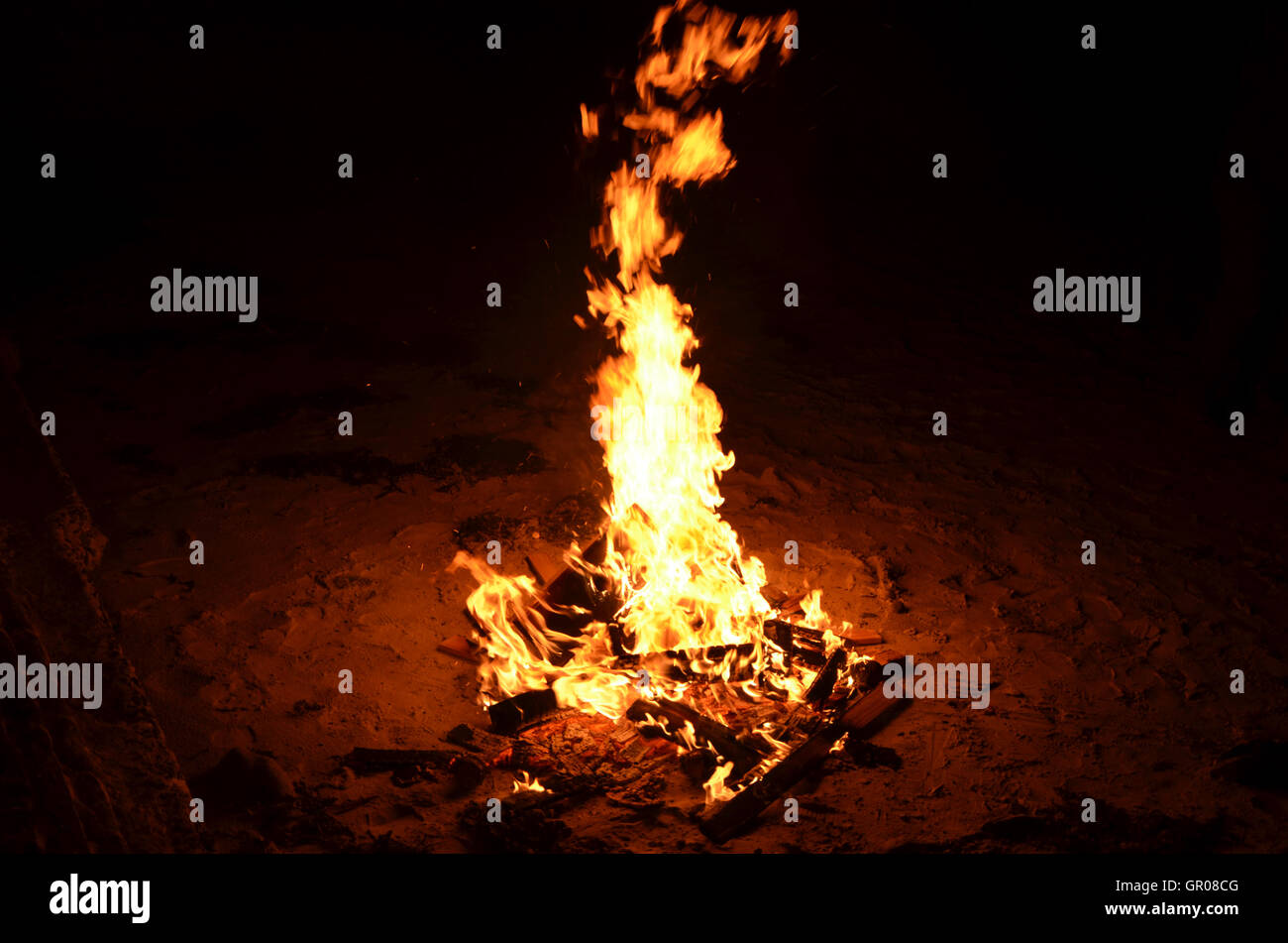 Ballywhiskin, Nordirland - 16. August 2013. Bild zeigt ein Feuer am Strand von Ballywhiskin. Stockfoto
